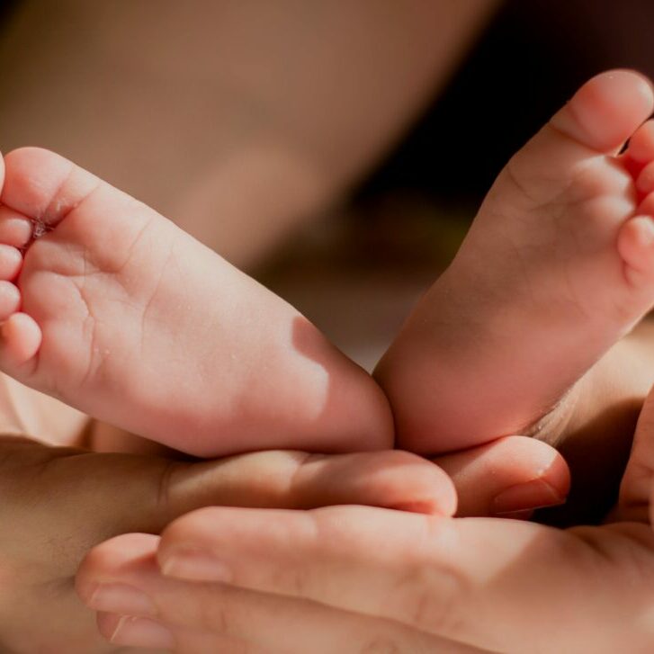 Mutter hält ihr Baby liebevoll im Arm